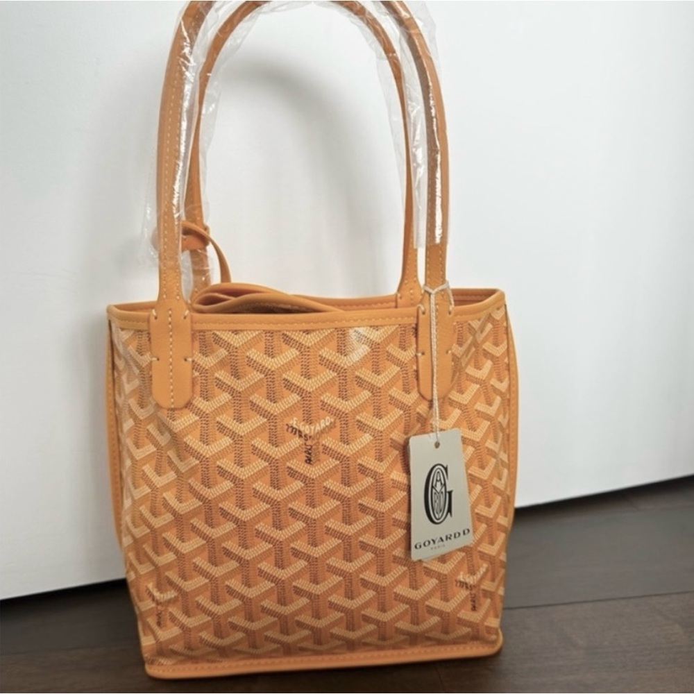 Goyard mini anjour bag! Reversible to solid yellow! Clip closure included!